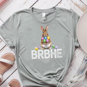 Niedlicher Osterhase PNG "BRBHE"| Be Right Back Hiding Eier Akronym Clipart für T-Shirts, Aufkleber, Sublimation & Cricut, lustige Ostergrafik