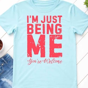 Sassy Quote SVG PNG 2 färger, I'm Just Being Me You're Welcome Design, Rolig attityd-tröjagrafik