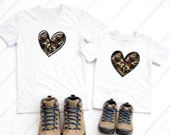 Gráficos de camisa de corazón de camuflaje militar SVG PNG 2 versiones para mezclar y combinar