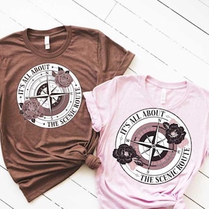 Reise SVG Bundle Kompass Take Malerische Route PNG, Abenteuer Zitat Schnittdatei, Fernweh Reisende Design für Road Trip Shirt Mädchen Entdecker Geschenk