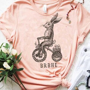 Osterhase SVG PNG "BRBHE"| Be Right Back Hiding Eier Akronym Clipart für Crafts Sublimation, Cricut mit Vintage Hase auf Fahrrad Grafik