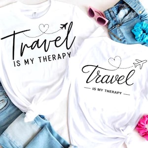 Paquete de 2 diseños SVG PNG de viajes. Viajar es mi terapia. Archivo de corte de corazón de avión. Wanderlust Cricut SVG para camisetas, bolsos y manualidades de sublimación.