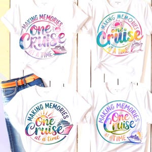 Könnte beinhalten: Vier weiße T-Shirts mit dem Aufdruck "Making Memories One Cruise at a Time" in einem farbenfrohen kreisförmigen Design. Jedes Shirt zeigt eine Kreuzfahrtschiff-Grafik und einen Batik-Effekt auf dem Text.