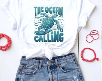 Pakiet SVG PNG z żółwiem morskim, cytat „Ocean wzywa”, grafika „Miłośnik oceanu”, projekt sublimacji plażowej, grafika Cricut/sylwetka przedstawiająca życie morskie
