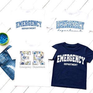 Peut inclure: Quatre t-shirts blancs et bleu marine avec l'inscription "Emergency Department". Les chemises blanches ont le texte en motifs floraux bleus. Un t-shirt bleu marine a le texte en blanc. Un jean bleu et un petit bol vert sont également dans l'image.