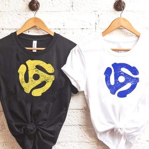 Paquete de discos de vinilo SVG de 2 versiones PNG, adaptador de 45 rpm, inserto central para tocadiscos retro, tocadiscos LP, camisetas a juego y manualidades