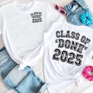 Letras de graduación SVG, Clase terminada, PNG, Archivo de corte para estudiantes de último año de 2025, Descarga digital de estilo universitario para camisetas, calcomanías y regalos de Cricut