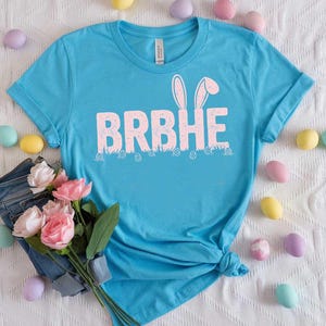 Ostern PNG "BRBHE"| Be Right Back Hiding Eier Akronym Clipart für T-Shirts, Crafts Sublimation, Cricut mit Häschenohren Pink Distressed Graphic