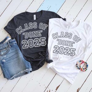 Letras de graduación SVG, Clase terminada, PNG, Archivo de corte para estudiantes de último año de 2025, Descarga digital en estilo universitario atrevido para camisetas y regalos de Cricut