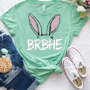 Osterhase PNG ""BRBHE"" | Be Right Back Hiding Eier Akronym Clipart für Crafts Sublimation, Cricut mit Hasenohren Weiß Grunge Text Grafik
