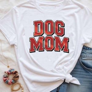 Letras rojas de la Universidad SVG para mamá de perro, PNG del Día de la Madre para Cricut, sublimación para camisetas, tazas y pegatinas para dueños de perros, manualidades para regalar a tu mascota.