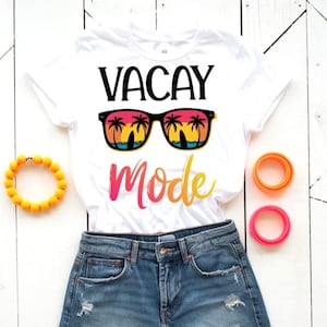 バケーションSVG PNG、サングラスと夕日のバケーションモードクリップアート、ヤシの木ビーチ昇華デザイン、トレンディな夏の旅行デジタルダウンロード