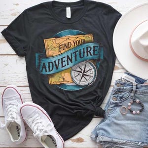 Finden Sie Ihr Abenteuer SVG PNG Design für Cricut, Sublimation, Wandern, Camping, Road Trippen, für Reiseprojekte für Reisende und Abenteurer