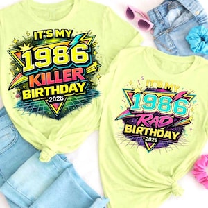 Puede incluir: Dos camisetas amarillo claro con gráficos retro. Una camiseta dice "It's My 1986 Killer Birthday 2026" y la otra "It's My 1986 Rad Birthday 2026". Las camisetas están diseñadas con vaqueros de mezclilla, gafas de sol y coleteros.