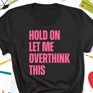 Cita divertida SVG PNG, espera, déjame pensarlo demasiado, diseño de refrán sarcástico