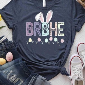Pastell Ostern PNG "BRBHE"| Be Right Back Hiding Eier Akronym Clipart für T-Shirts, Kunsthandwerk Sublimation, Cricut mit Häschenohren Pastellgrafik