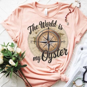 Boussole vintage SVG PNG The World Is My Oyster Design pour Cricut, sublimation, randonnée et projets de voyage pour voyageur et aventurier