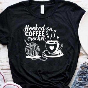 コーヒーとクロシェットに夢中 SVG PNG 4 バージョン 組み合わせ自由 グループTシャツ グラフィック