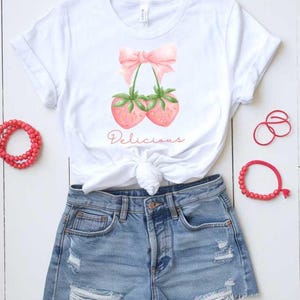 Strawberry SVG PNG with &quot;Delicious&quot; for Sublimation, Stickers, T-Shirt Design, Summer Craft, Pink Strawberry Clipart for Food Lover Gifts