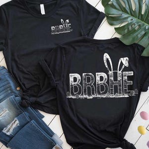 Ostern PNG "BRBHE"| Be Right Back Hiding Eier Akronym Clipart für Crafts Sublimation, Cricut mit Häschenohren Weiß Distressed Text Graphic