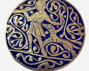 Broche colgante vintage de MMA de 1977 en plata de ley con esmalte de cobalto, con diseño de cazador y sabueso, 33,8 g.