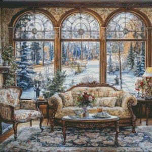Può includere: Un accogliente soggiorno con un camino, un divano e due poltrone. Le finestre sono grandi e mostrano una scena invernale innevata all'esterno. C'è un albero di Natale nell'angolo della stanza.