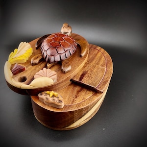 Caja de madera con forma de tortuga marina hecha a mano con compartimento oculto - Regalo costero - Joyero con incrustaciones de madera hecho a mano - Regalo único de tortuga