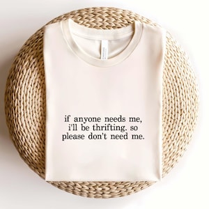 Op de afbeelding: Een set van drie keramische mokken met een gespikkelde, matte afwerking. De mokken zijn in crème, lichtgrijs en donkergrijs. Elke mok heeft een eenvoudig, modern ontwerp en een afgeronde handgreep.