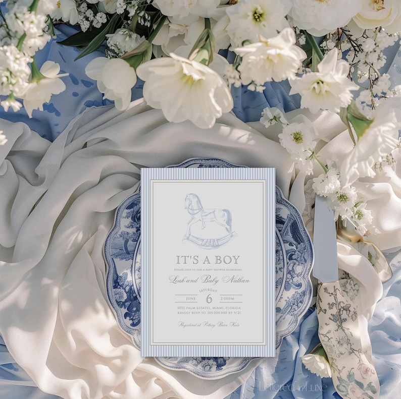 Puede incluir: Una invitaci&oacute;n de baby shower azul y blanca con una ilustraci&oacute;n de un caballo de balanc&iacute;n. La invitaci&oacute;n dice "Es un ni&ntilde;o" e incluye el nombre "Luke y Baby Nathan".