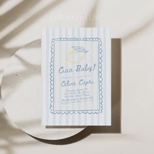 Op de afbeelding: Een blauw-wit gestreepte babyshower-uitnodiging met een citroenillustratie en de tekst "Ciao Baby!" Doe mee terwijl we Celine Capri verwennen. Zaterdag 12 augustus om 14:00 uur. 123 Main Street, Miami. RSVP via 555-555-5555 v&oacute;&oacute;r 1 augustus.
