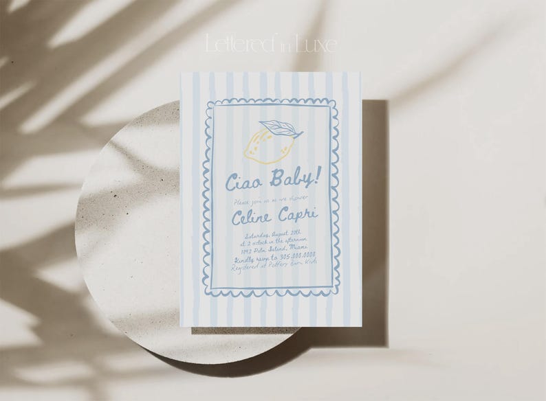 Op de afbeelding: Een blauw-wit gestreepte babyshower-uitnodiging met een citroenillustratie en de tekst "Ciao Baby!" Doe mee terwijl we Celine Capri verwennen. Zaterdag 12 augustus om 14:00 uur. 123 Main Street, Miami. RSVP via 555-555-5555 v&oacute;&oacute;r 1 augustus.