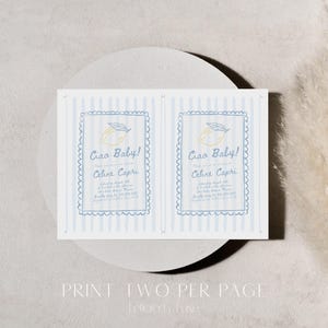 Op de afbeelding: Twee printbare babyshower-uitnodigingen met blauwe en witte strepen. De uitnodigingen bevatten een citroen met een blauw lint en de tekst "Ciao Baby!" en "Celina Capri". De tekst "Print Two Per Page" staat onderaan de afbeelding.
