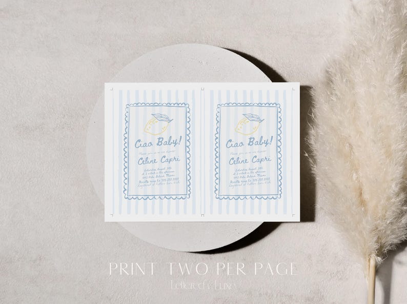 Op de afbeelding: Twee printbare babyshower-uitnodigingen met blauwe en witte strepen. De uitnodigingen bevatten een citroen met een blauw lint en de tekst "Ciao Baby!" en "Celina Capri". De tekst "Print Two Per Page" staat onderaan de afbeelding.