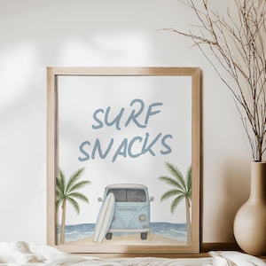 Könnte beinhalten: Ein gerahmter Druck mit einer blauen und weißen Illustration eines Vintage-Vans mit einem Surfbrett an der Seite. Der Van steht an einem Strand mit Palmen. Der Text "SURF SNACKS" ist in Blau über dem Van geschrieben.
