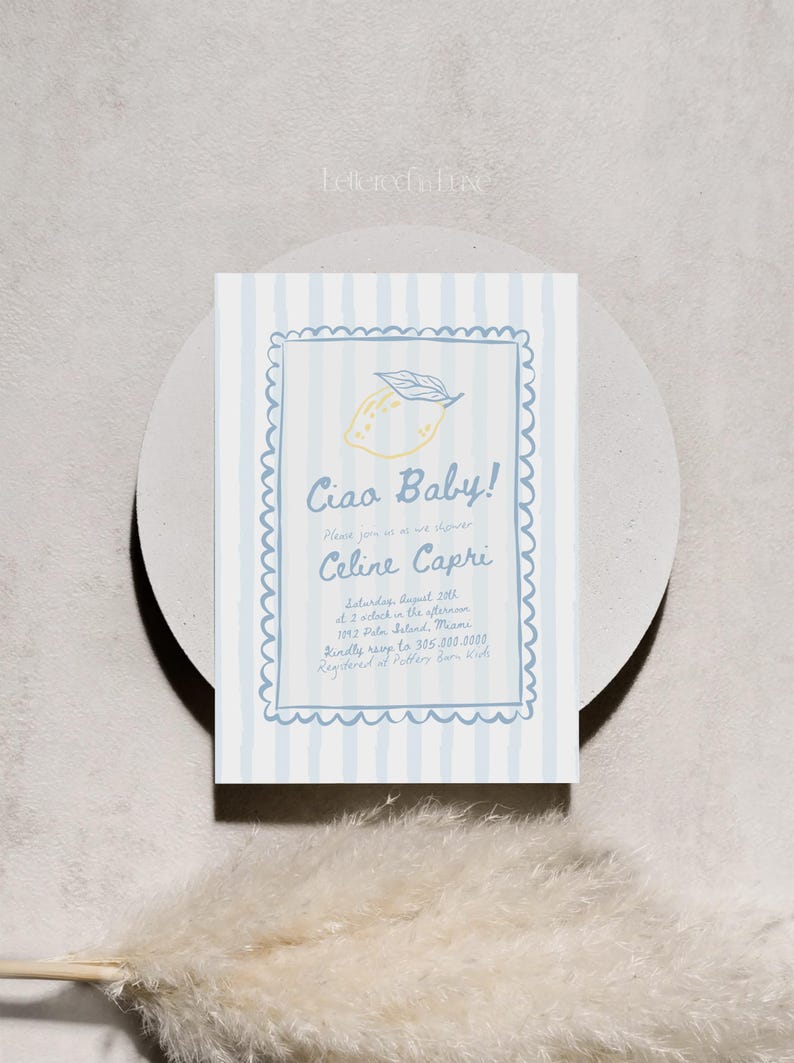 Op de afbeelding: Een blauw-wit gestreepte babyshower-uitnodiging met een citroenillustratie en de tekst "Ciao Baby!"  Kom gezellig langs bij onze babyshower Celine Capri Zaterdag 20 augustus om 14:00 uur. 1092 Pala Island, Miami Graag RSVP naar 305-000-0000 Geregistreerd bij Pottery Barn Kids