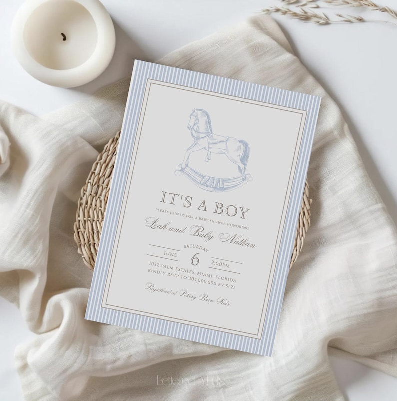 Puede incluir: Una invitaci&oacute;n a una fiesta de bienvenida al beb&eacute; a rayas azules y blancas con una ilustraci&oacute;n de un caballo de balanc&iacute;n. La invitaci&oacute;n dice "Es un ni&ntilde;o" e incluye los nombres "Leah y Baby Nathan". La fecha y hora de la fiesta son el 6 de junio a las 2:00 PM. La ubicaci&oacute;n es 1032 Palm Estates, Miami, Florida. RSVP antes del 5/21.