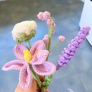 Lila Häkelstrauß, handgefertigte, immergrüne Blumen, Abschlussgeschenk für Sie Bild 6