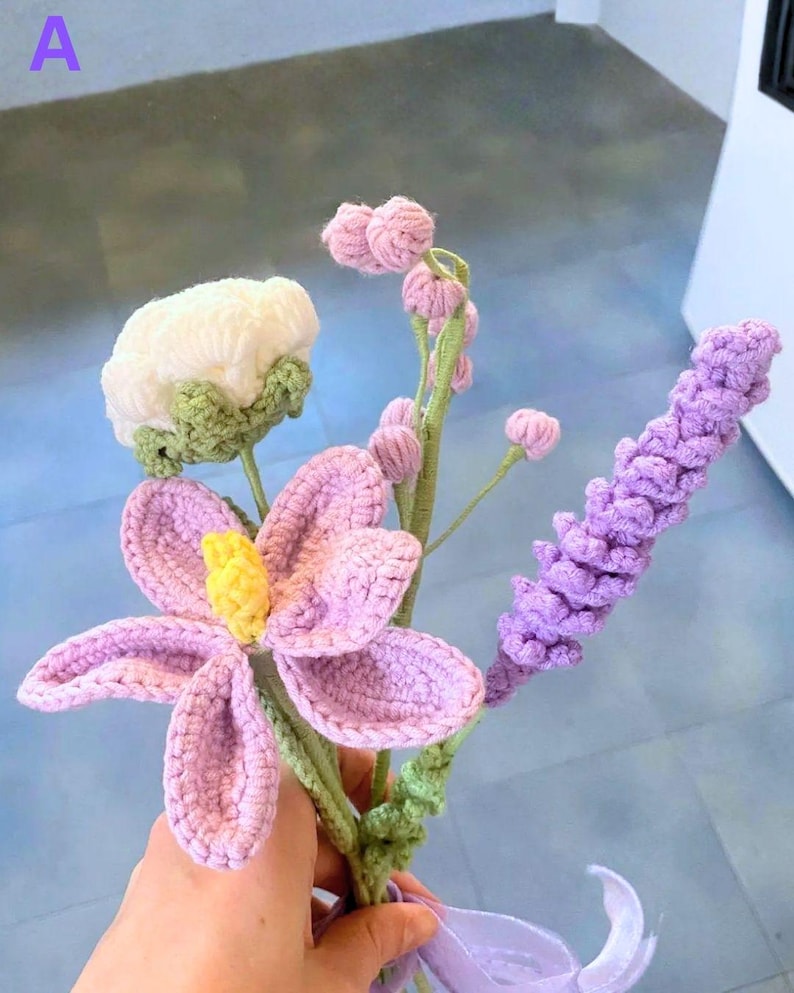 Lila Häkelstrauß, handgefertigte, immergrüne Blumen, Abschlussgeschenk für Sie Bild 6