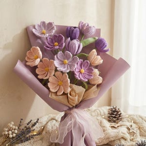 Lila Häkelstrauß, handgefertigte, immergrüne Blumen, Abschlussgeschenk für Sie Bild 11