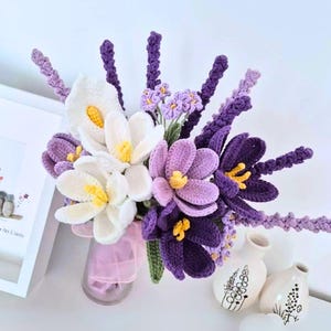 Lila Häkelstrauß, handgefertigte, immergrüne Blumen, Abschlussgeschenk für Sie Bild 9