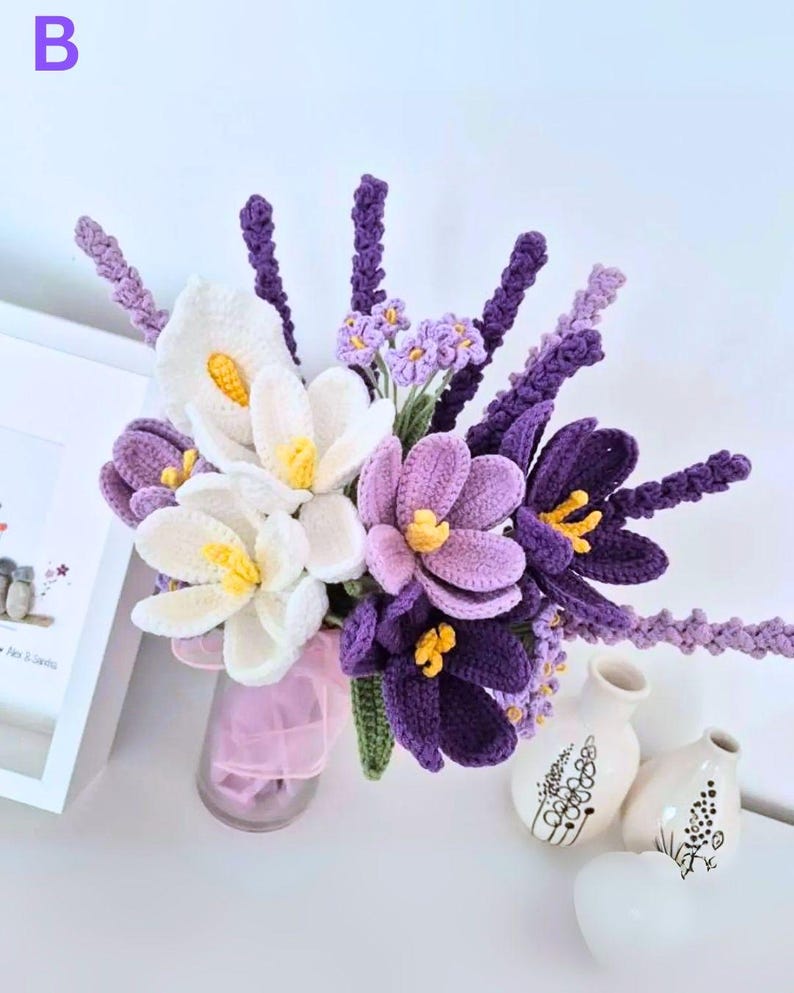 Lila Häkelstrauß, handgefertigte, immergrüne Blumen, Abschlussgeschenk für Sie Bild 9