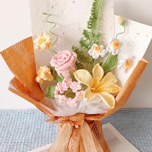 Eleganter handgefertigter Häkelstrauß – rote Rose, weiße Lilie, Vergissmeinnicht – Zeitloses Geschenk für die Liebe & Zuhause