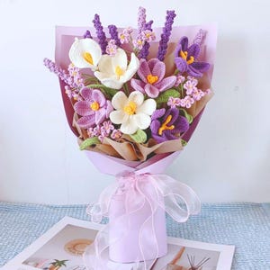 Lila Häkelstrauß, handgefertigte, immergrüne Blumen, Abschlussgeschenk für Sie B - Purple Fever