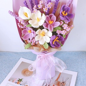 Lila Häkelstrauß, handgefertigte, immergrüne Blumen, Abschlussgeschenk für Sie Bild 8