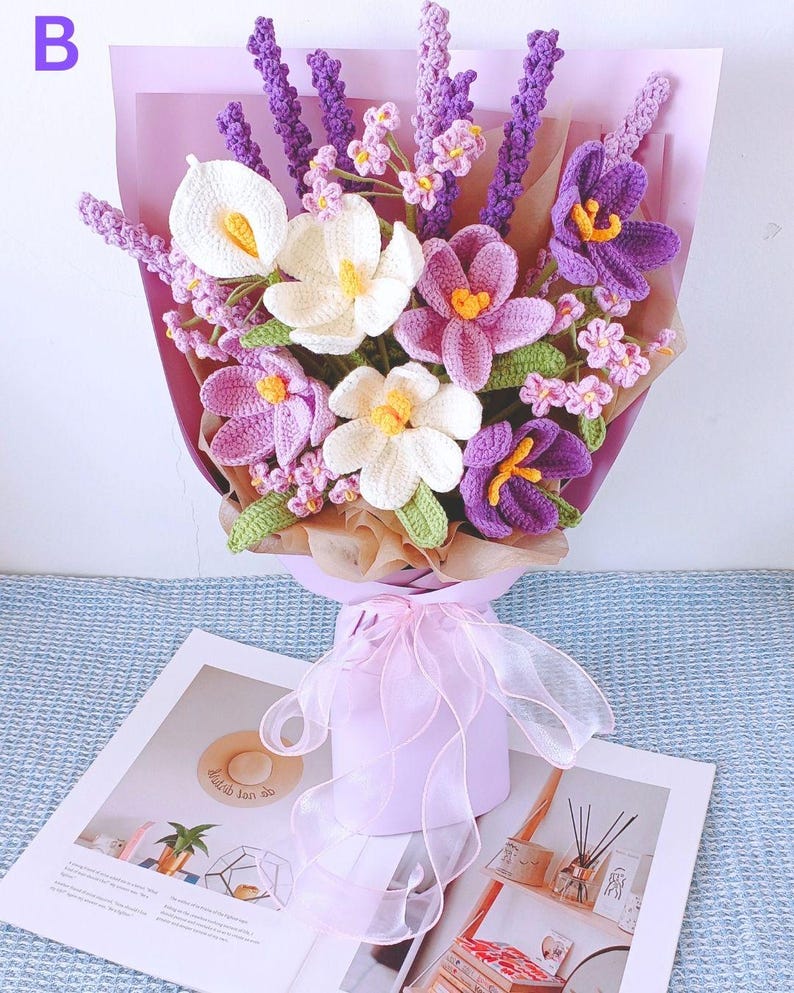 Lila Häkelstrauß, handgefertigte, immergrüne Blumen, Abschlussgeschenk für Sie Bild 8