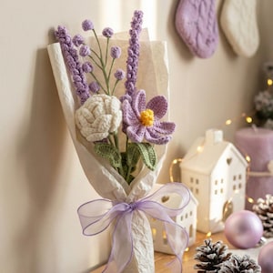 Lila Häkelstrauß, handgefertigte, immergrüne Blumen, Abschlussgeschenk für Sie Bild 7