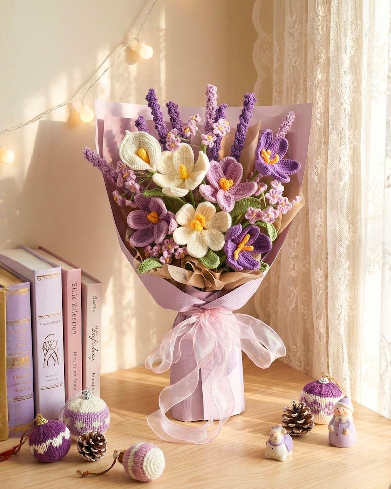 Lila Häkelstrauß, handgefertigte, immergrüne Blumen, Abschlussgeschenk für Sie Bild 2
