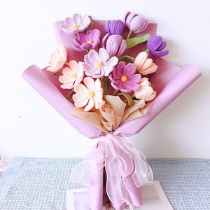 Lila Häkelstrauß, handgefertigte, immergrüne Blumen, Abschlussgeschenk für Sie C - Tulip Garden