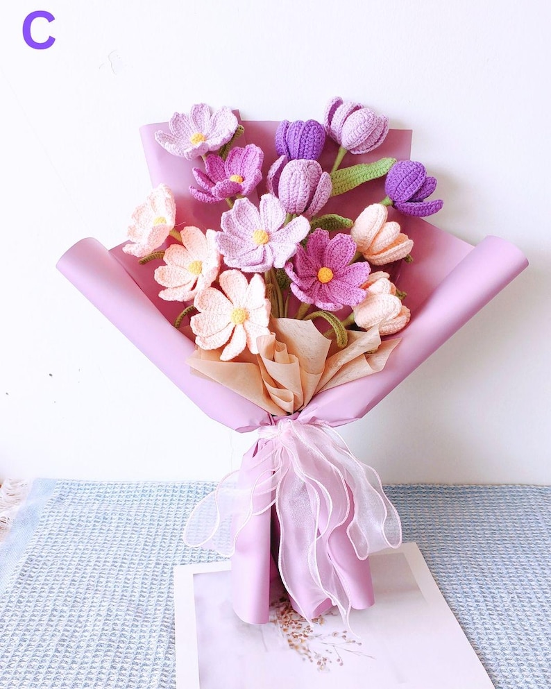 Lila Häkelstrauß, handgefertigte, immergrüne Blumen, Abschlussgeschenk für Sie C - Tulip Garden