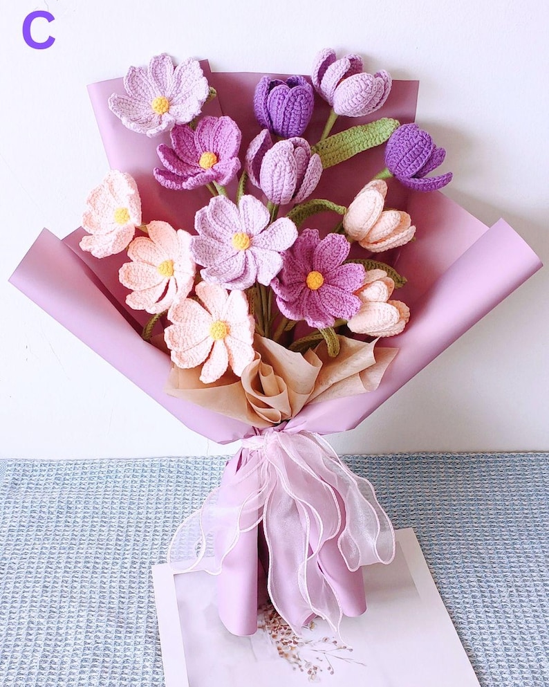 Lila Häkelstrauß, handgefertigte, immergrüne Blumen, Abschlussgeschenk für Sie Bild 10